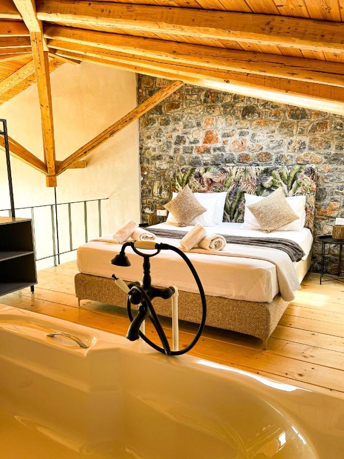 Modern Stone Villas With Swimming Pool Αλιβέρι Εξωτερικό φωτογραφία