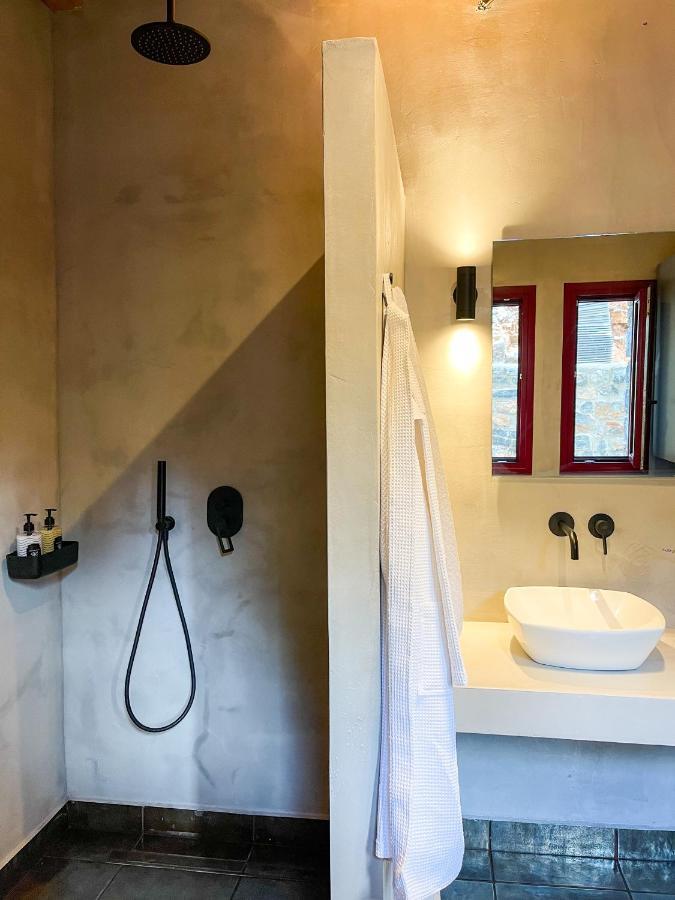 Modern Stone Villas With Swimming Pool Αλιβέρι Εξωτερικό φωτογραφία