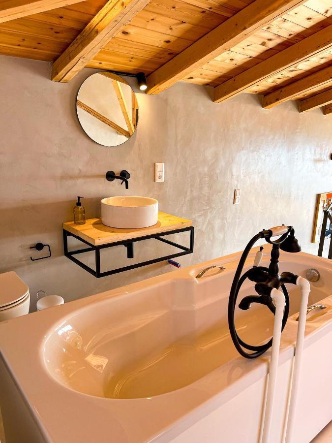 Modern Stone Villas With Swimming Pool Αλιβέρι Εξωτερικό φωτογραφία